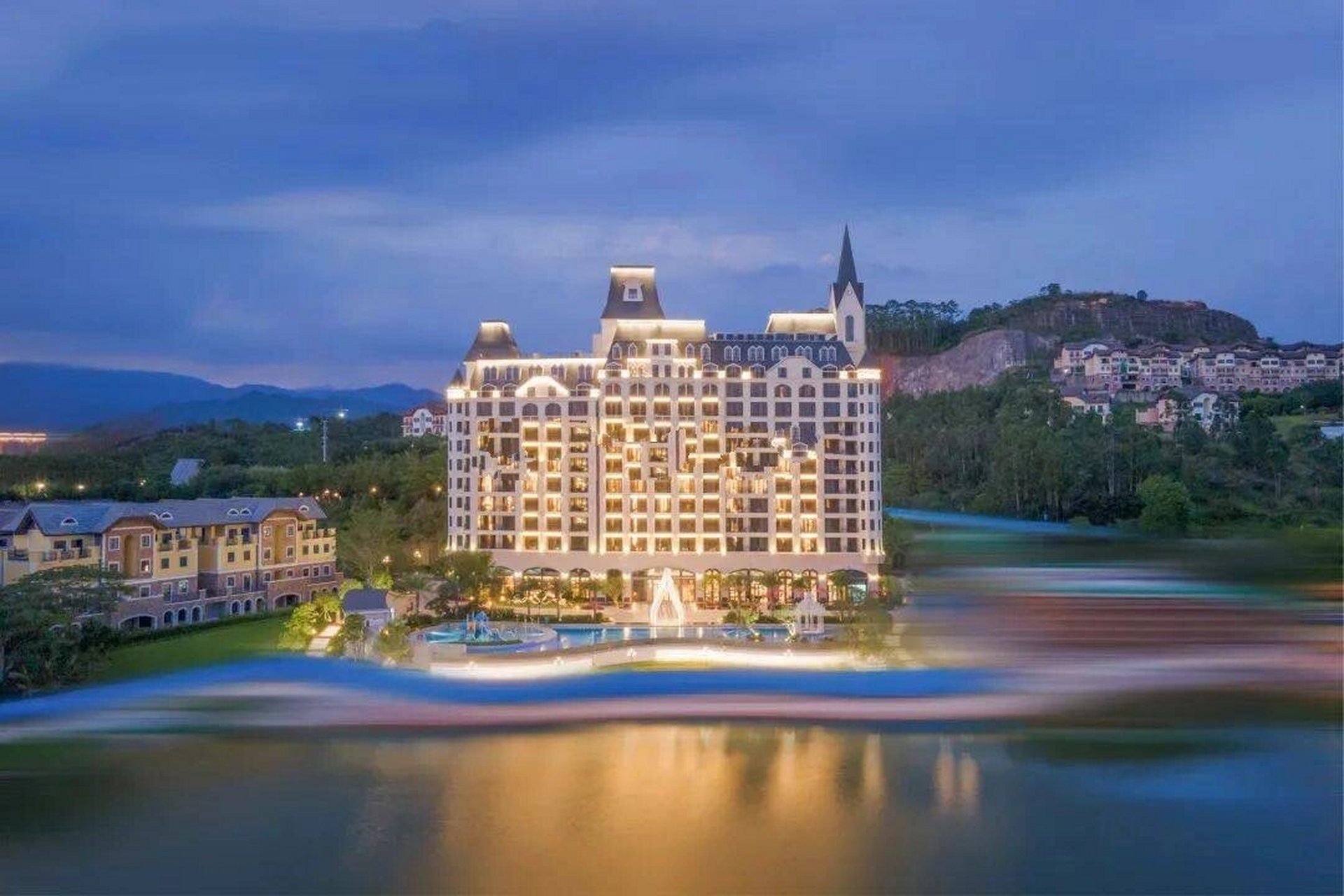 五矿哈施塔特文旅小镇 五矿·哈施塔特文旅小镇位于惠州博罗,三面环山