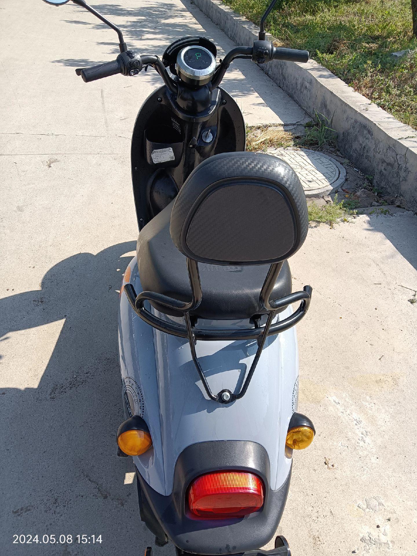 雅迪米彩2021款,60v20安雅迪原厂电瓶,led透镜大灯,车速两档可调,原车