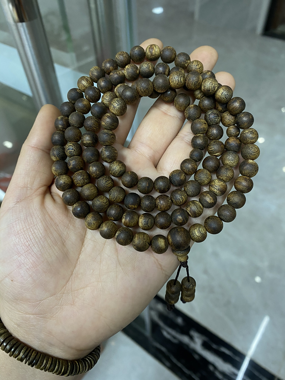 奇楠沉香中的王者品种——金沙叶!  标准0.8念珠,重26.