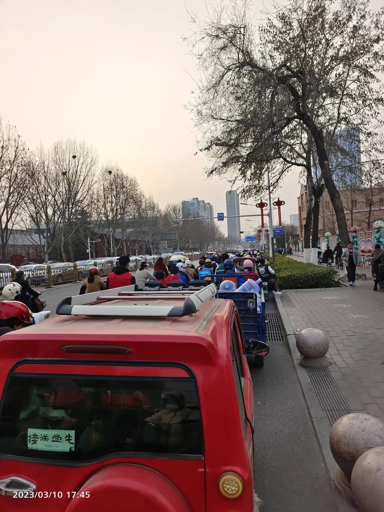 一转眼又到了周末保定的周五下班高峰期真的能堵死人啊