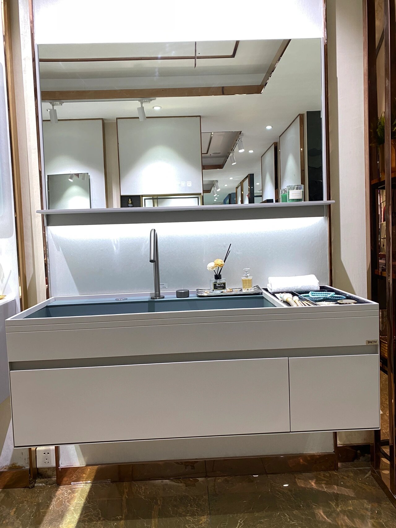 邦妮拓美高端卫浴定制专家 新品上市,走在时尚前沿的高端浴室柜.