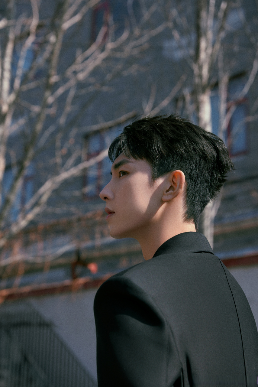 郭俊辰黑色深v西装,真的瞬间有种霸道总裁感了,性张力十足,成熟男人的