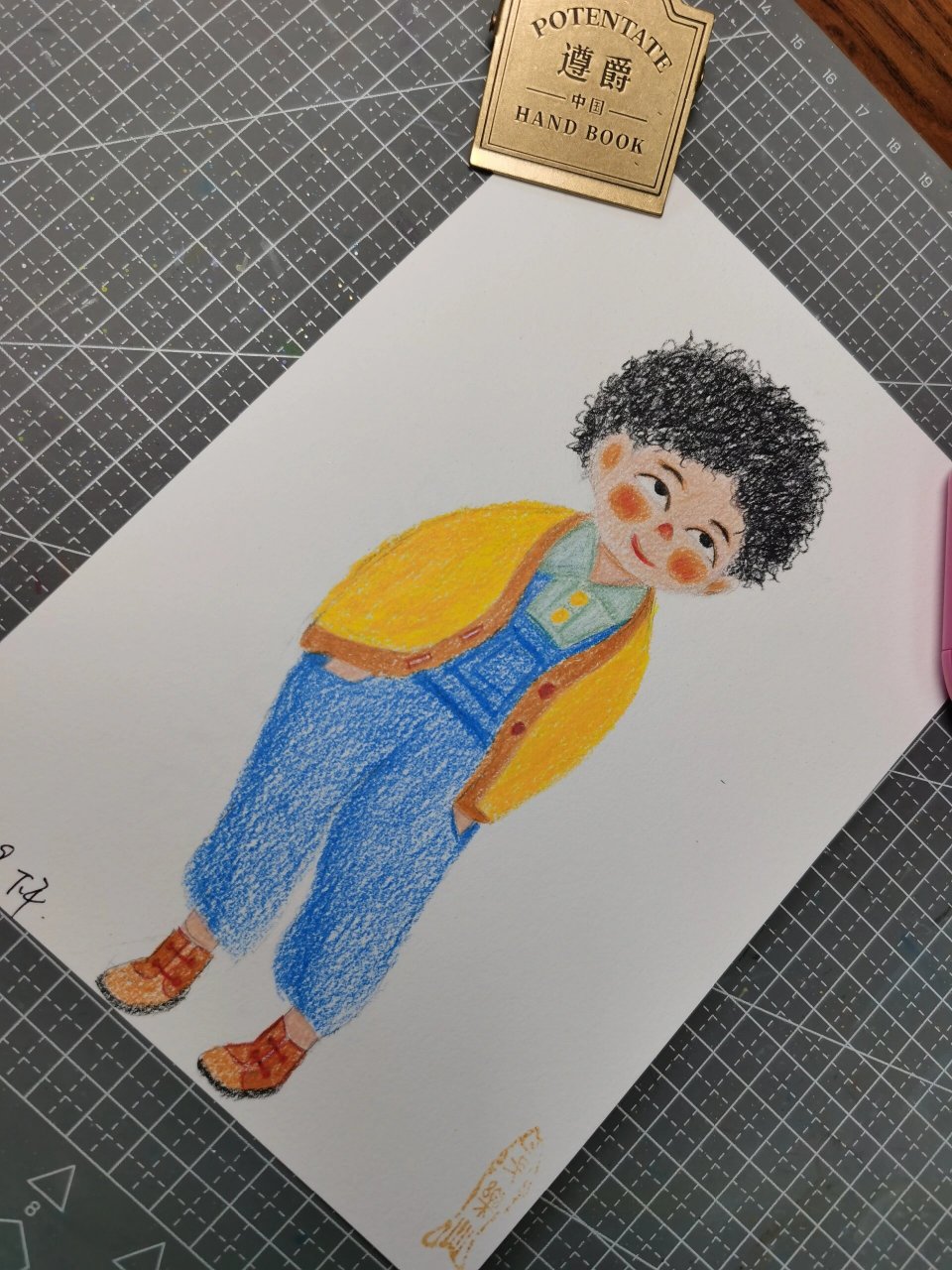 可爱小男孩全身相  彩铅人物团练