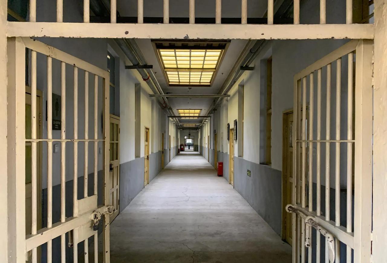 禁闭室图片黑江底下的休息室东海学院地下室图片废弃保龄球馆的走廊