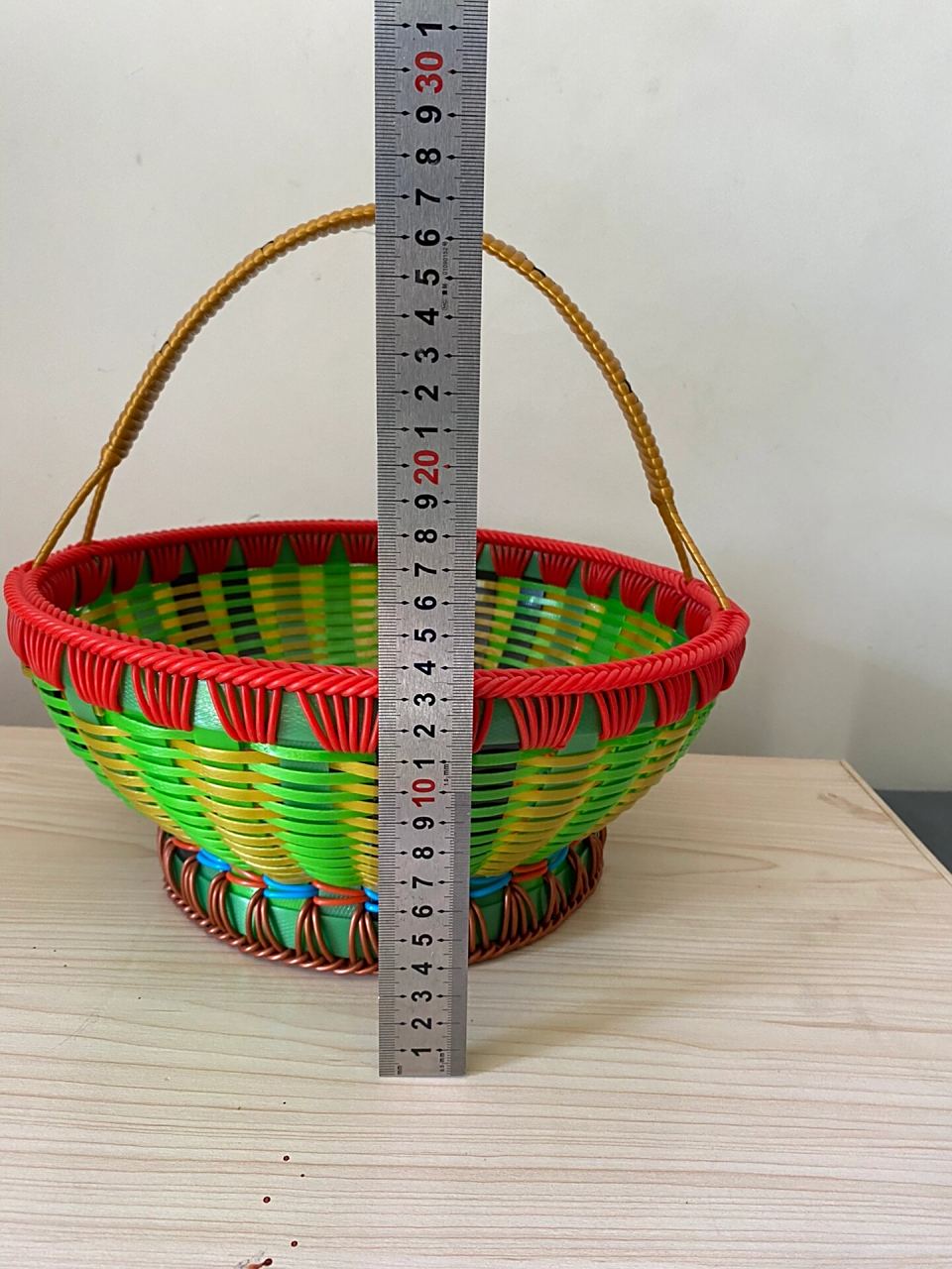 妈妈纯手工编织的篮子 妈妈纯手工藤条编织的篮子,非常扎实耐用,正常