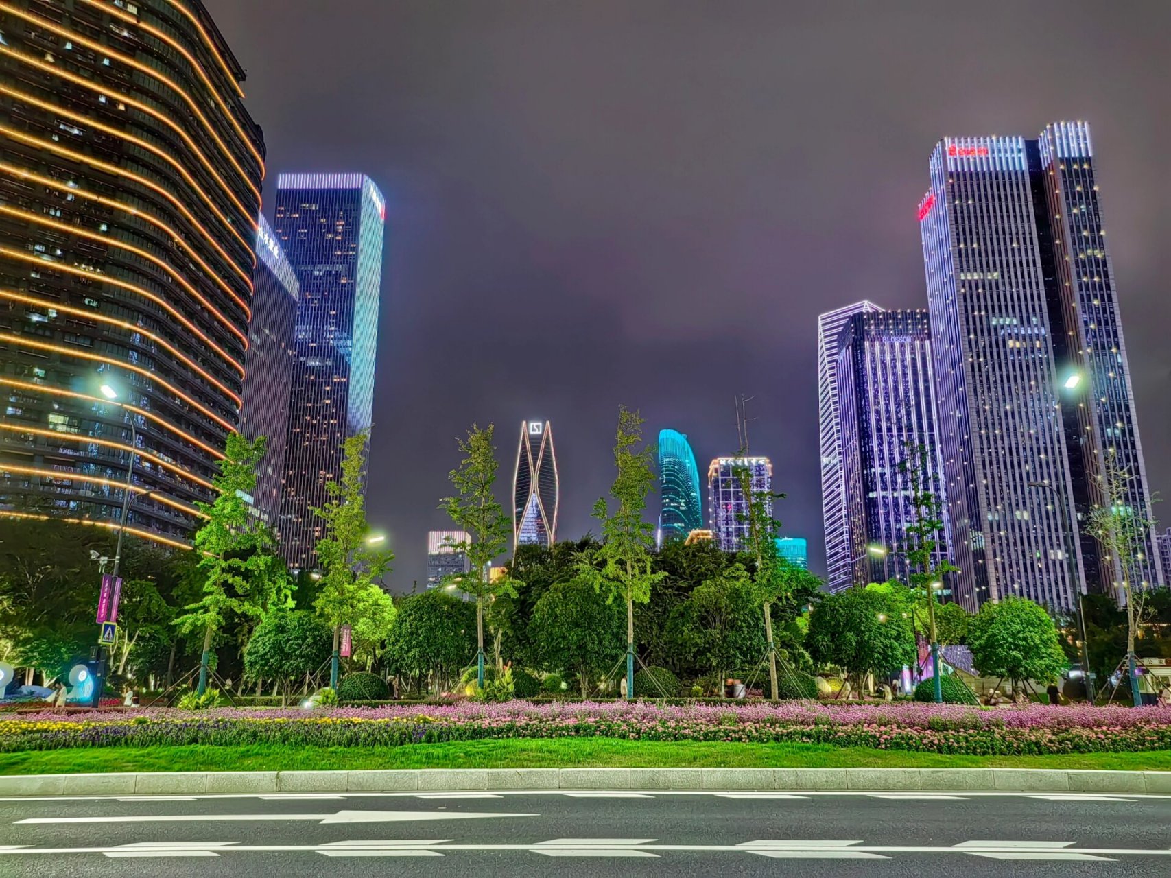 钱江世纪城夜景太美啦～ 公园中央一朵盛开的五彩斑斓的莲花灯在夜空