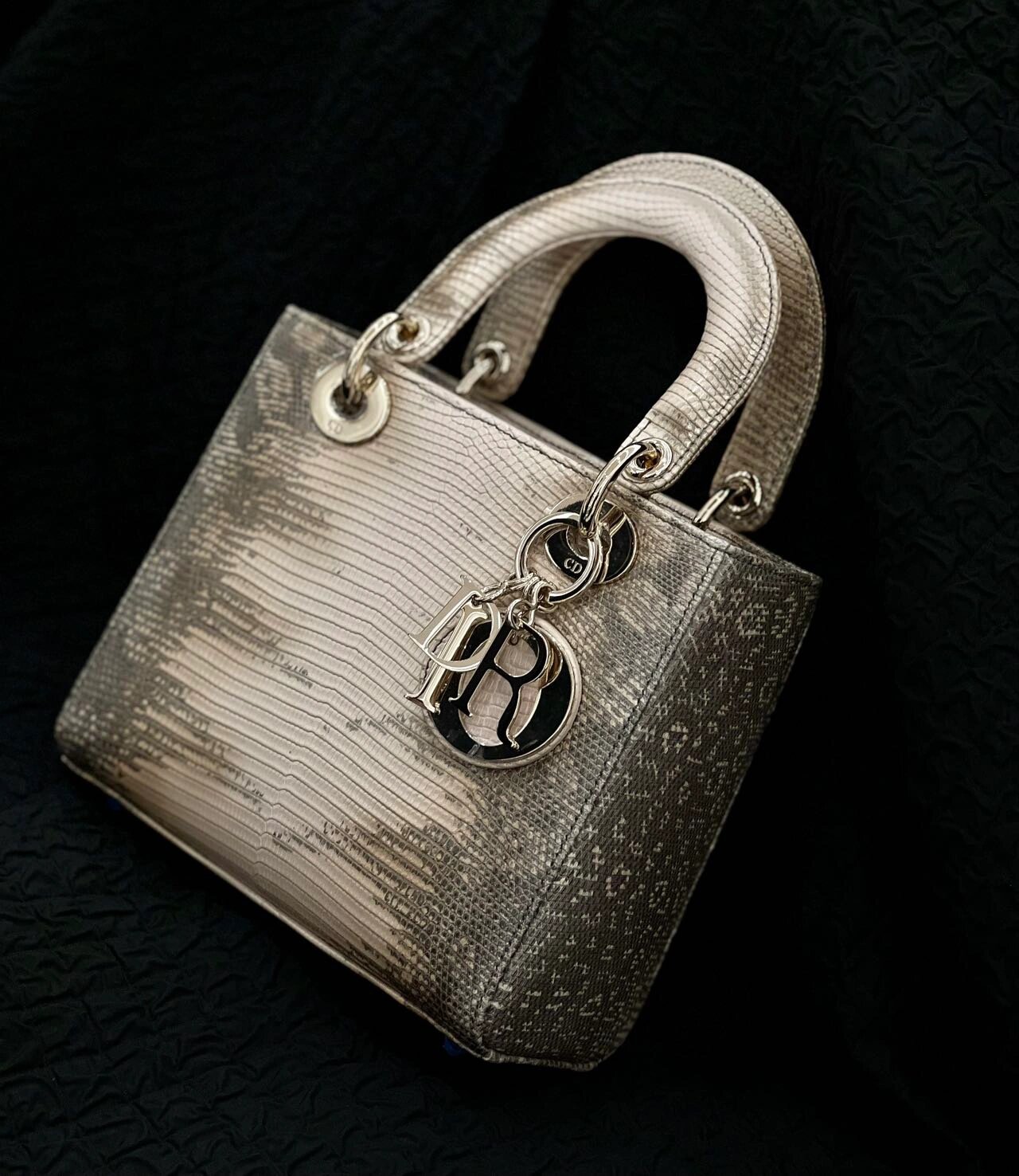 dior 包包中的 黄金——蜥蜴皮 dior皮具所使用的蜥蜴皮为a级,是行业