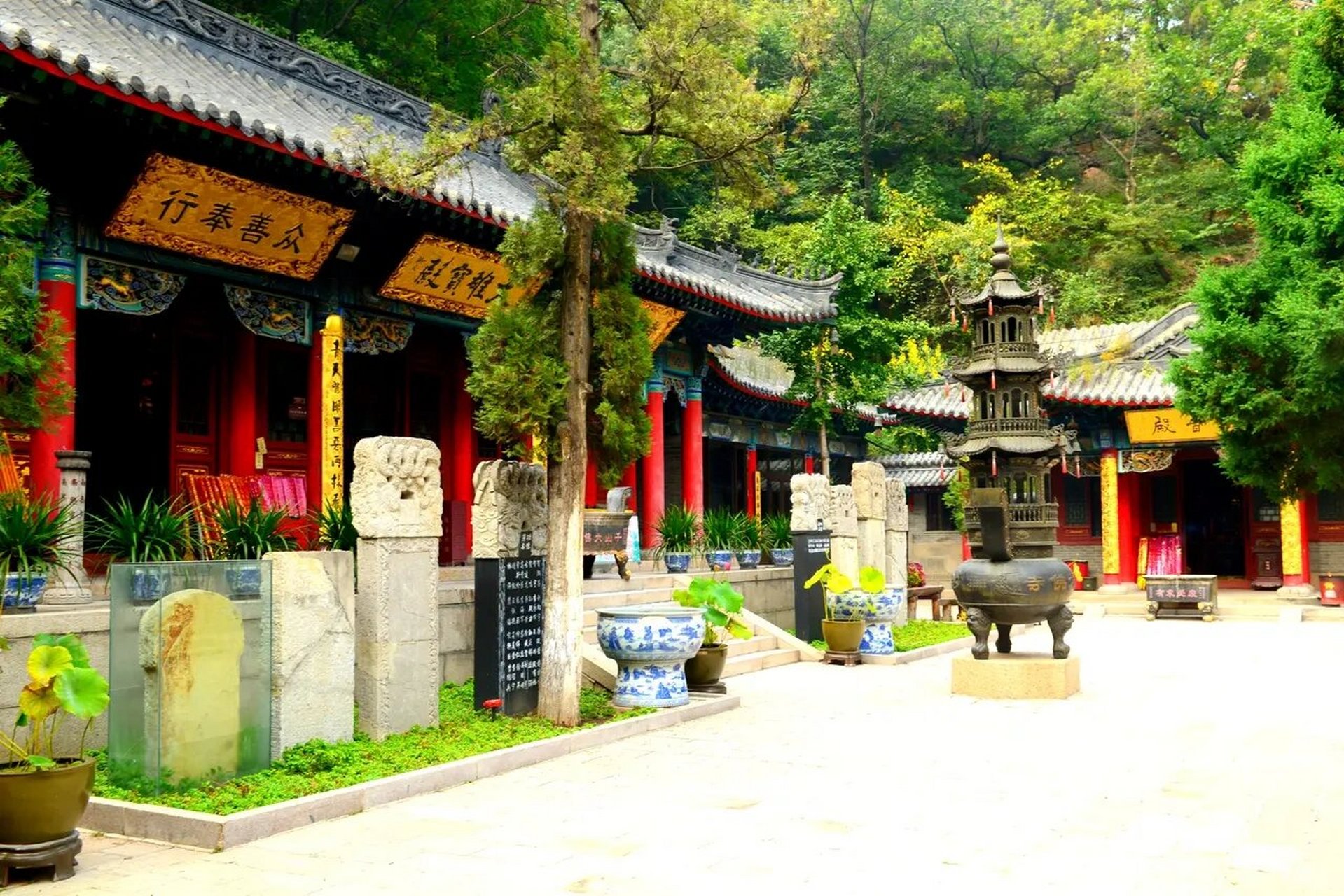 辽宁鞍山千山大佛寺 千山大佛寺原名南泉庵