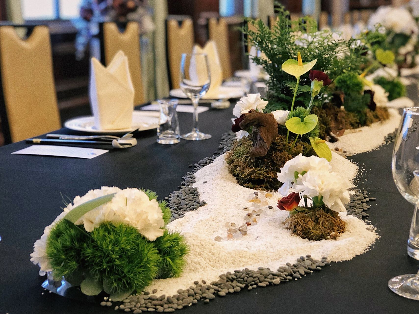 国宴餐桌花艺造型 宴会长条桌 花艺造景