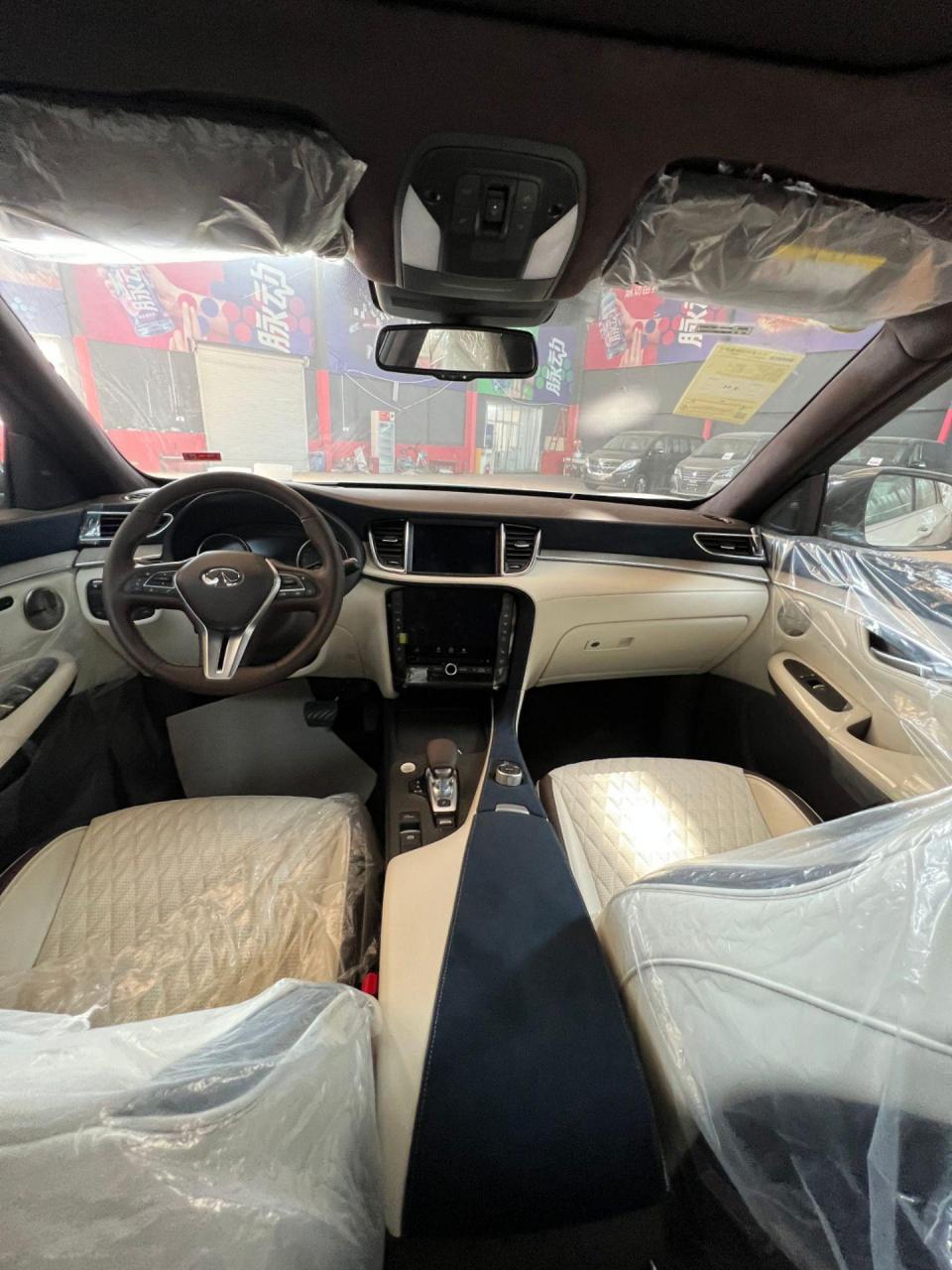 英菲尼迪qx50旗舰版选装圣托里尼内饰,指导价488000,批发价299900