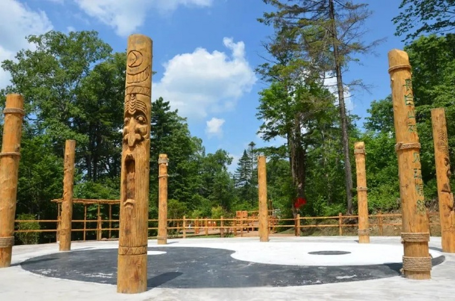 走进延边珲春大荒沟生态景区,天然混交林遮云蔽日,沿森林健康步道