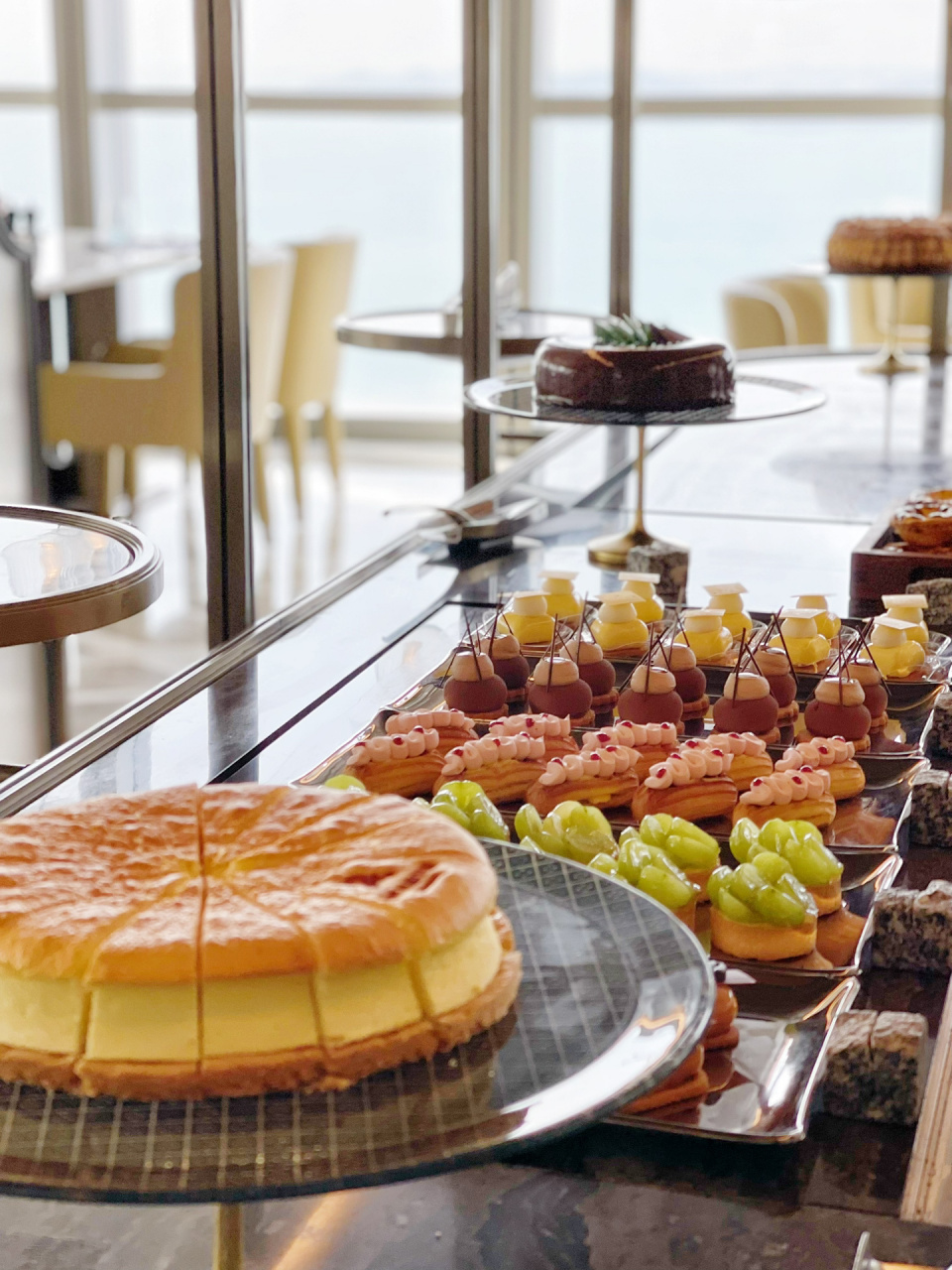 浅尝一下每位450 的青岛zuì高端酒店自助餐 自从2021年瑞吉酒店落户