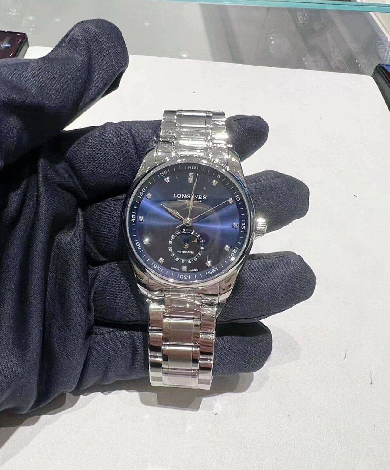 在免税店买一块正品浪琴名匠四针月相蓝盘 浪琴名匠蓝色表盘比较沉稳!