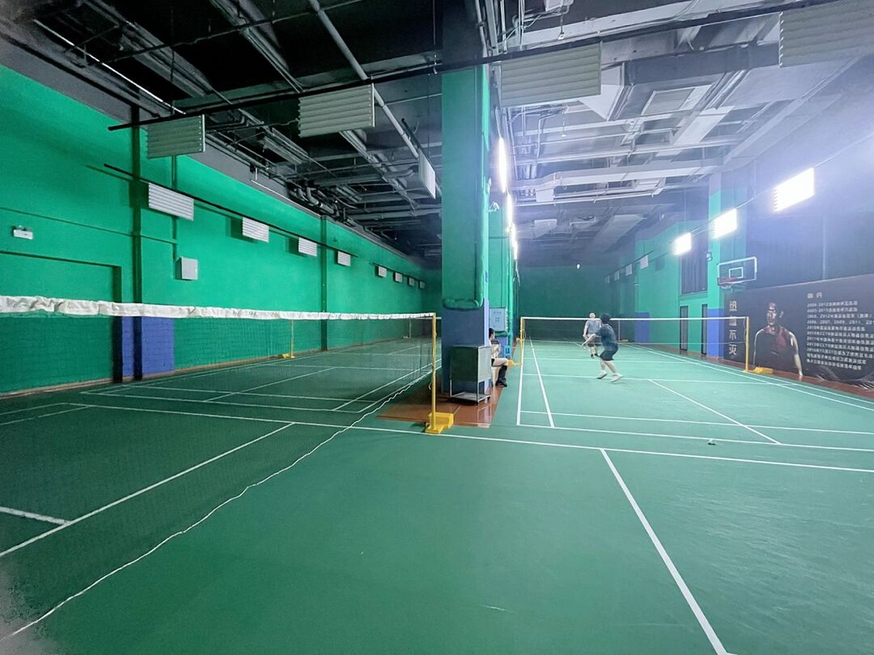 福州终于找到一家有空调的羽毛球馆了 暑假的白天很想打羽毛球 但是