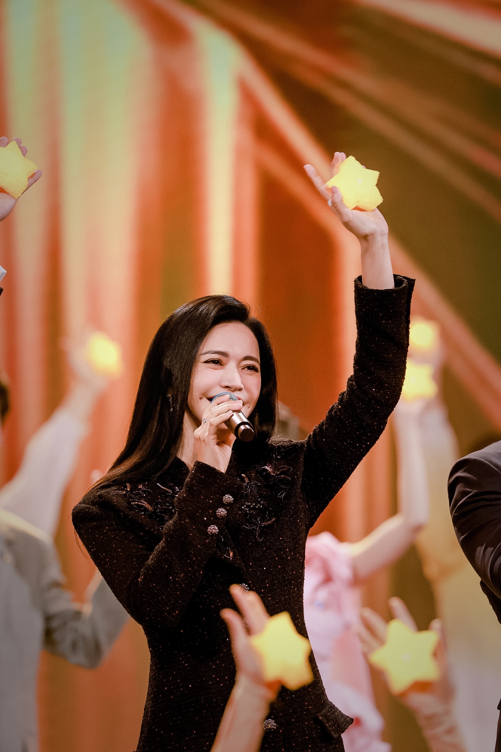 姚晨超话 以旋律为笔,以你我为序,聆听大姚姚晨《光明的故事》的演唱