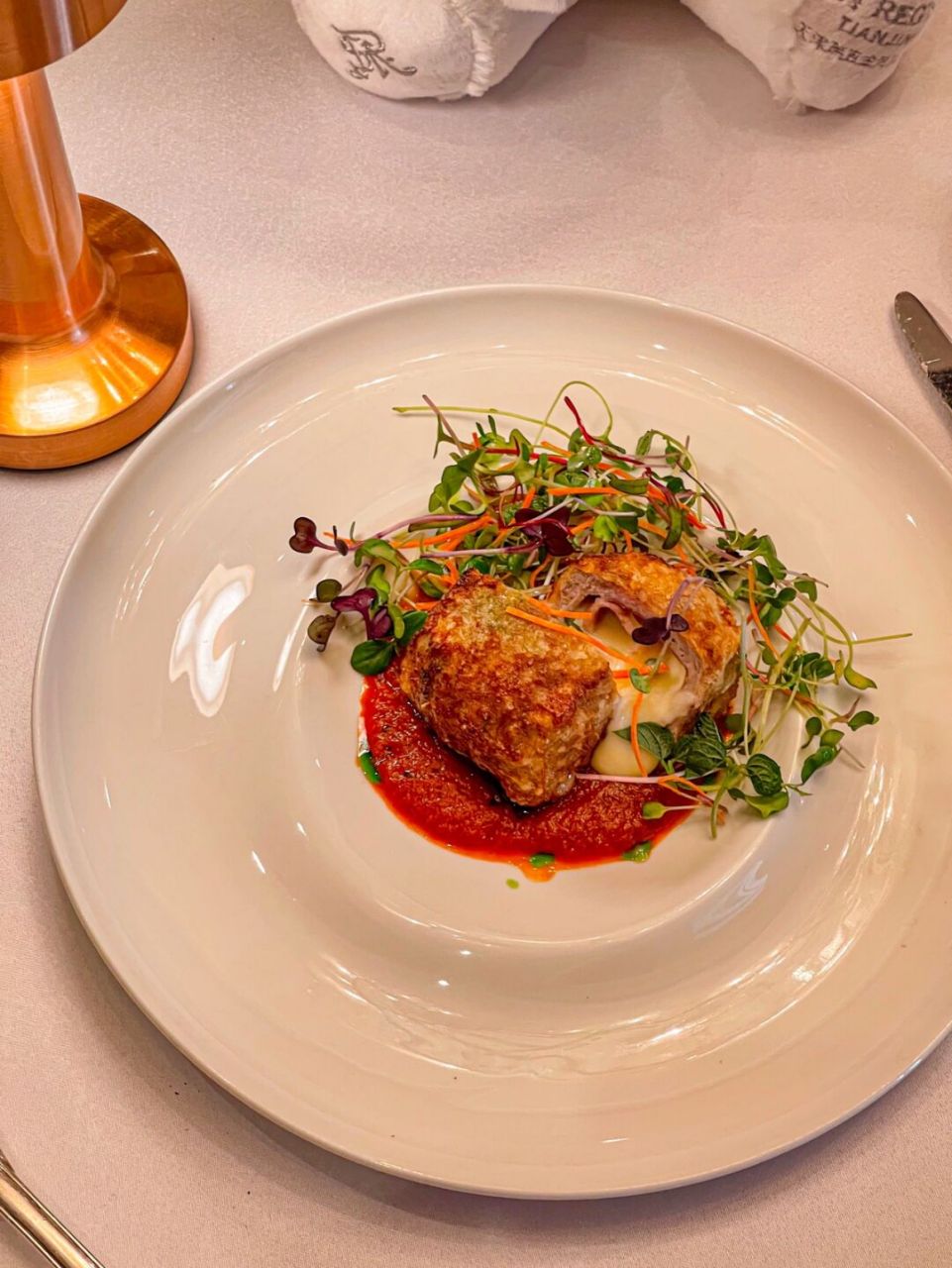 瑞吉蔚蓝海餐厅可以说是我非常喜爱的餐厅了,室内环境精致复古,充满