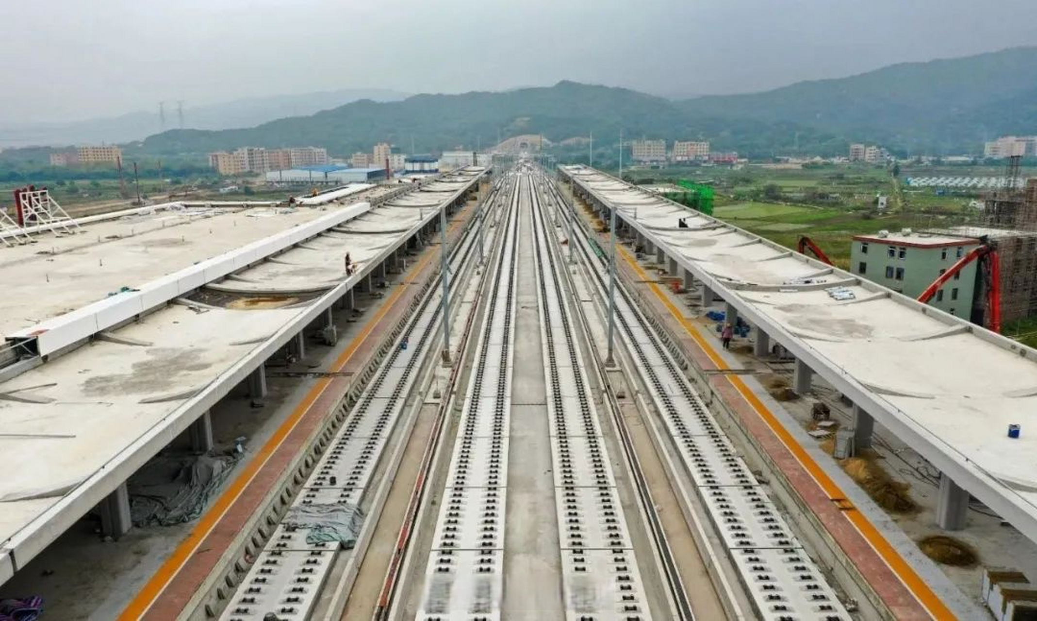 城视汕头# 汕汕铁路潮南站无砟道岔施工完成,潮南站正在进行站房牟靠