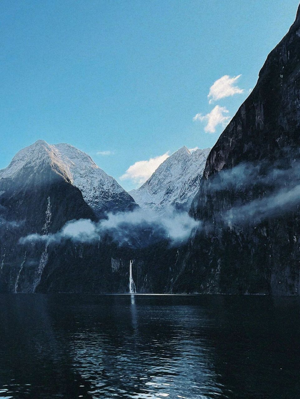 新西兰米尔福德峡湾 99米尔福德峡湾位于新西兰南岛峡湾国家公园内