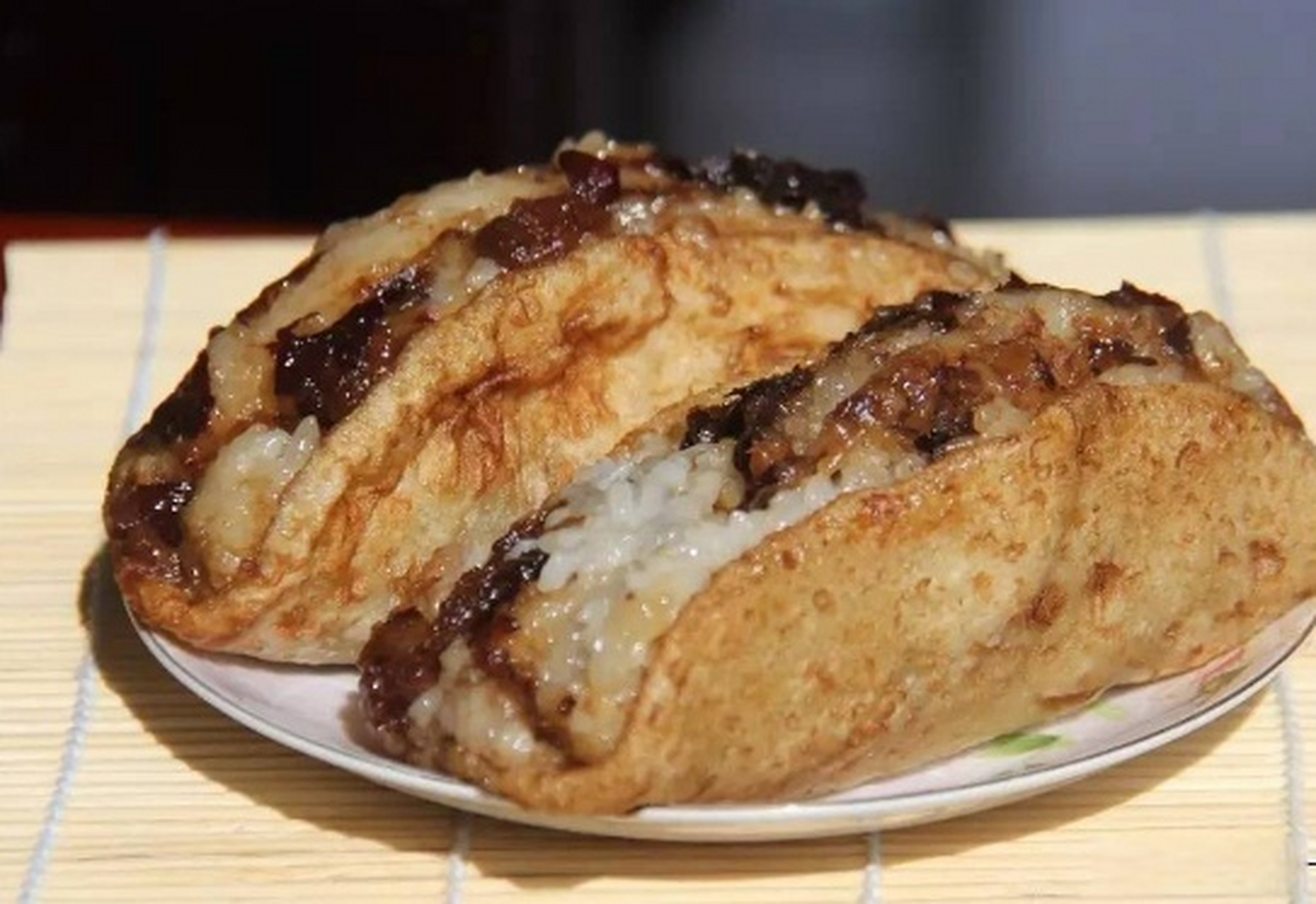 油饼卷糕#美食分享##美食##武威美食#  把那香味十足的"糕"用色泽金黄