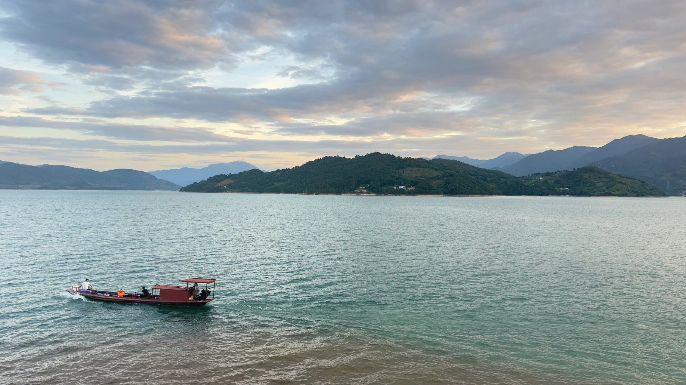 东江湖雾漫小东江攻略 第一天下午五点钟左右打卡白廊景区,现在景区对