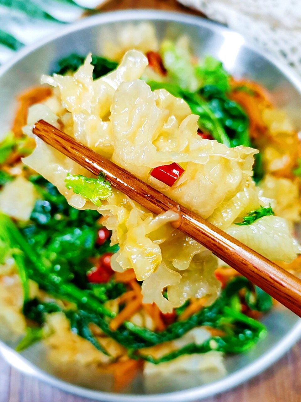 清爽解腻的银耳拌菠菜,好吃不胖6015 73银耳不但可以煲汤煮粥