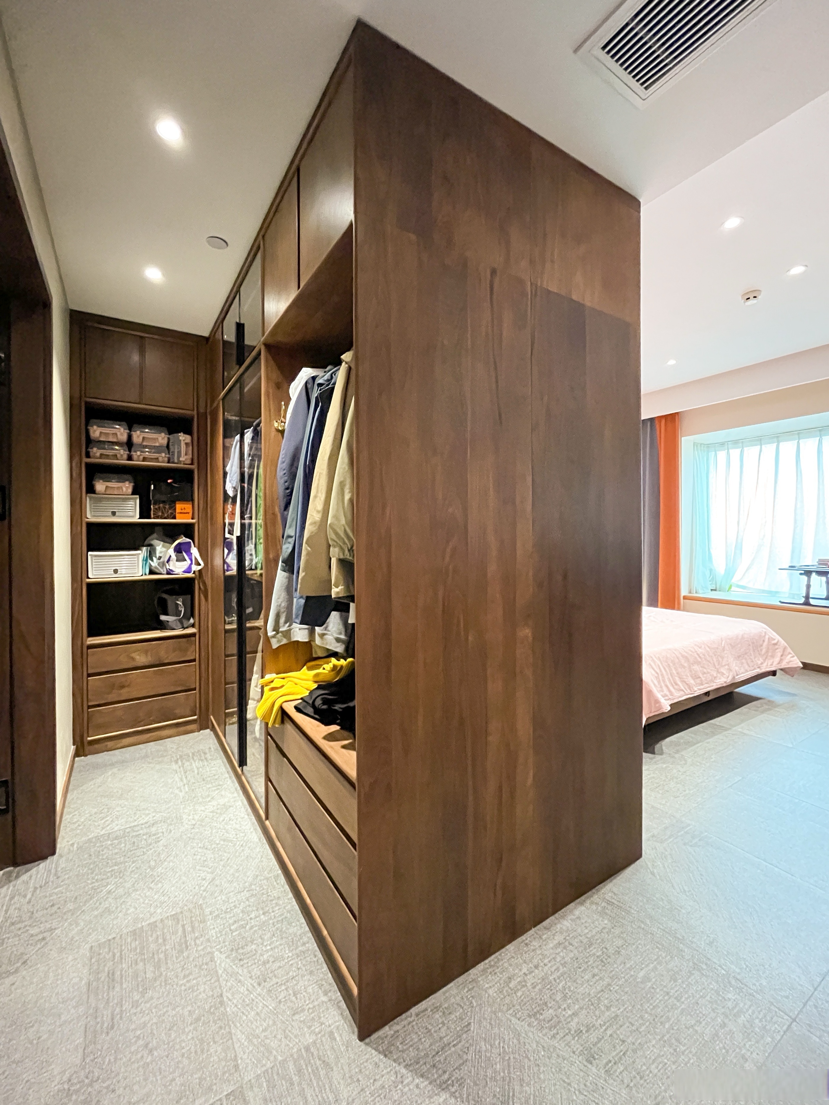 太原业主定制的l型衣帽间,两个衣柜背靠背 猜猜b柜怎么打开?