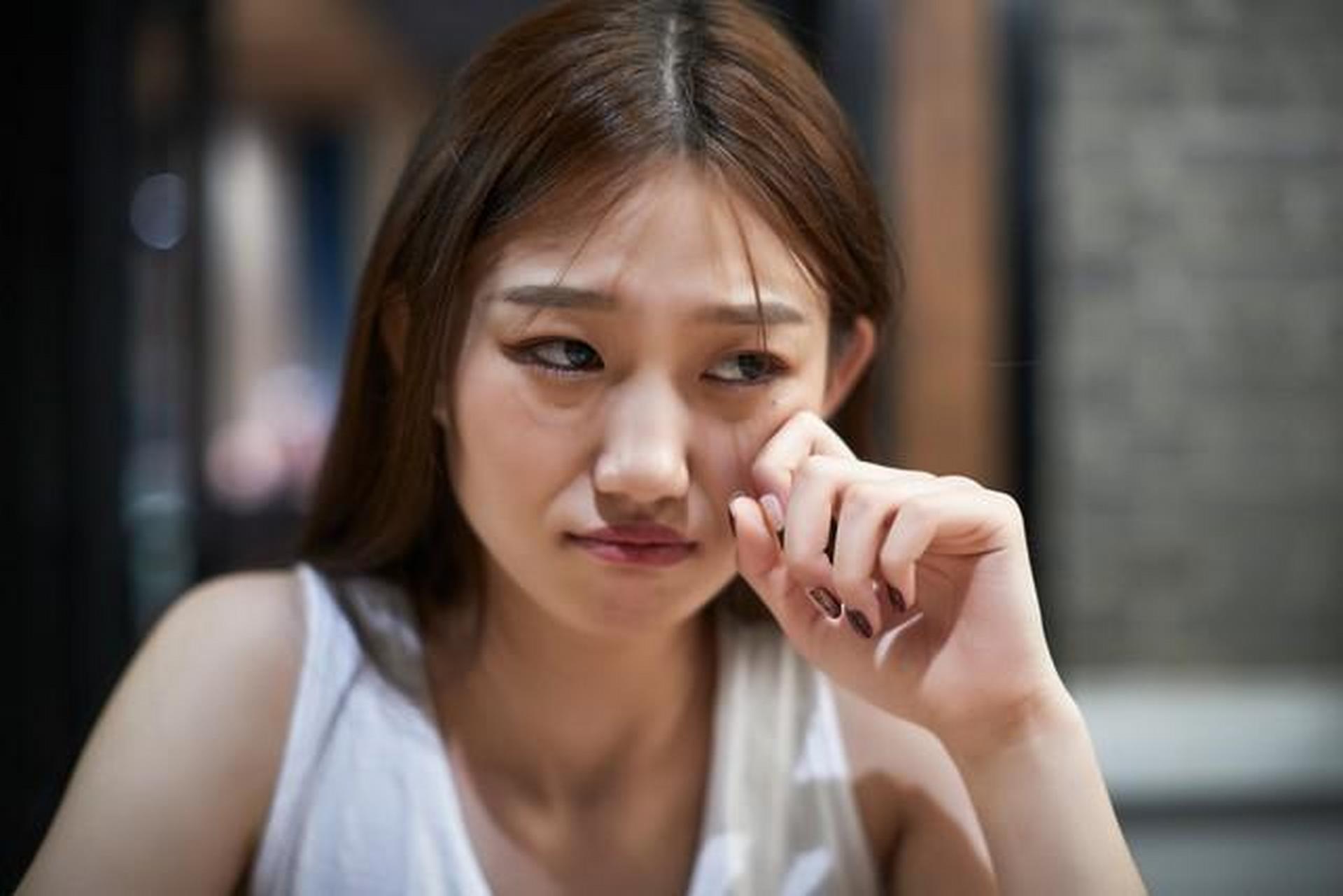 随着时间的推移,女子开始考虑自己的婚姻大事,想购买一套自己的房子.