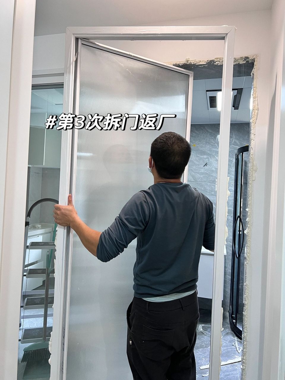 这是我家卫生间门第3次翻车拆门现场 我真的会谢第1次返厂原因:玻璃