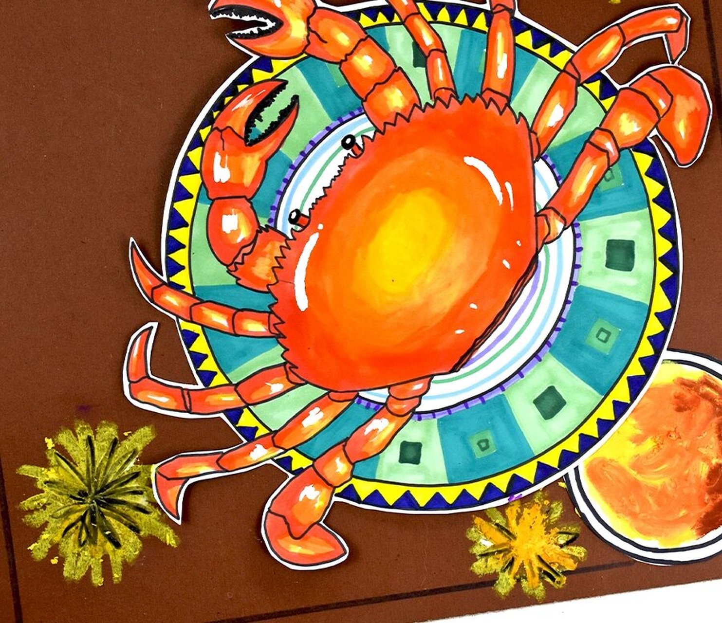 观察大闸蟹的实物或图片素材,用线条概括出大闸蟹的外形与结构特点,并