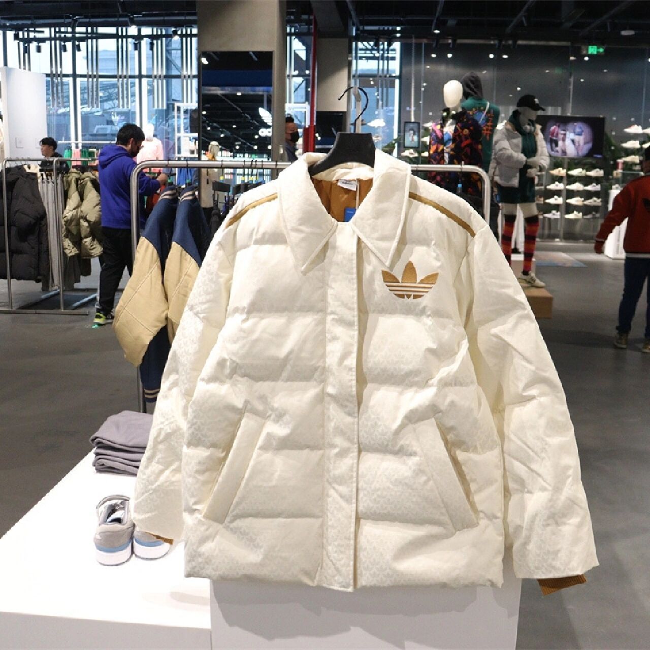 阿迪达斯三叶草系列羽绒服 想问问你们附近店里这款都多少钱呀?