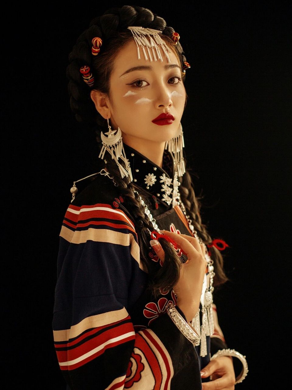 06彝族少女写真丨不同的风情民族文化之美 独特的彝族风少女写真