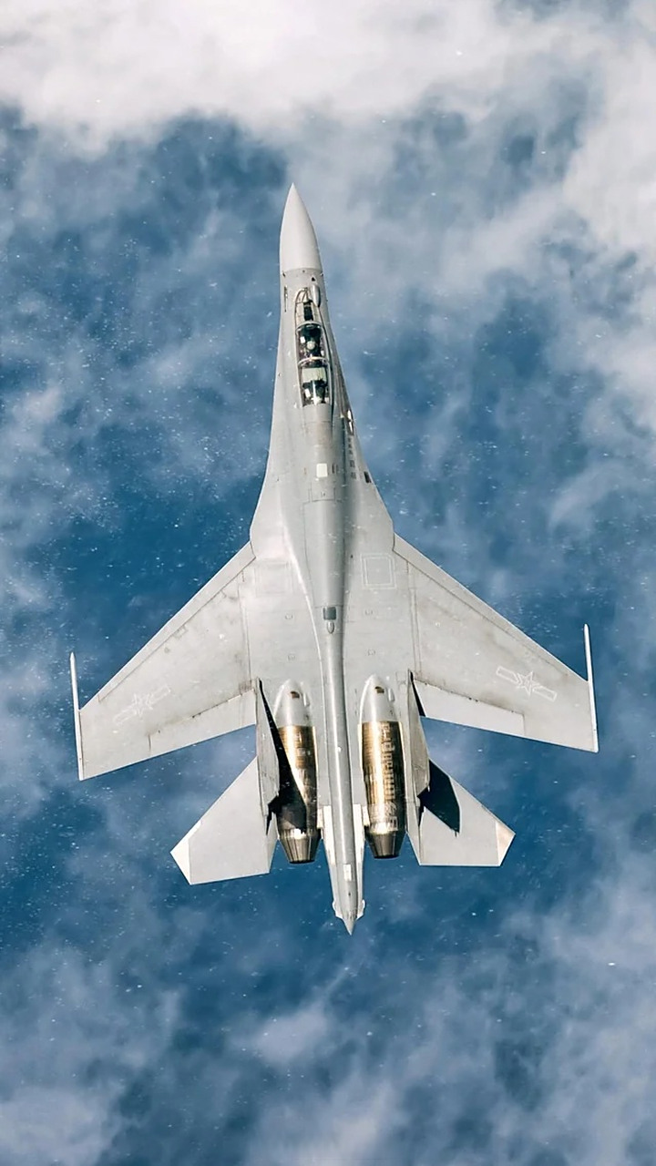 趣聊军事圈# 俯瞰歼-16战斗机