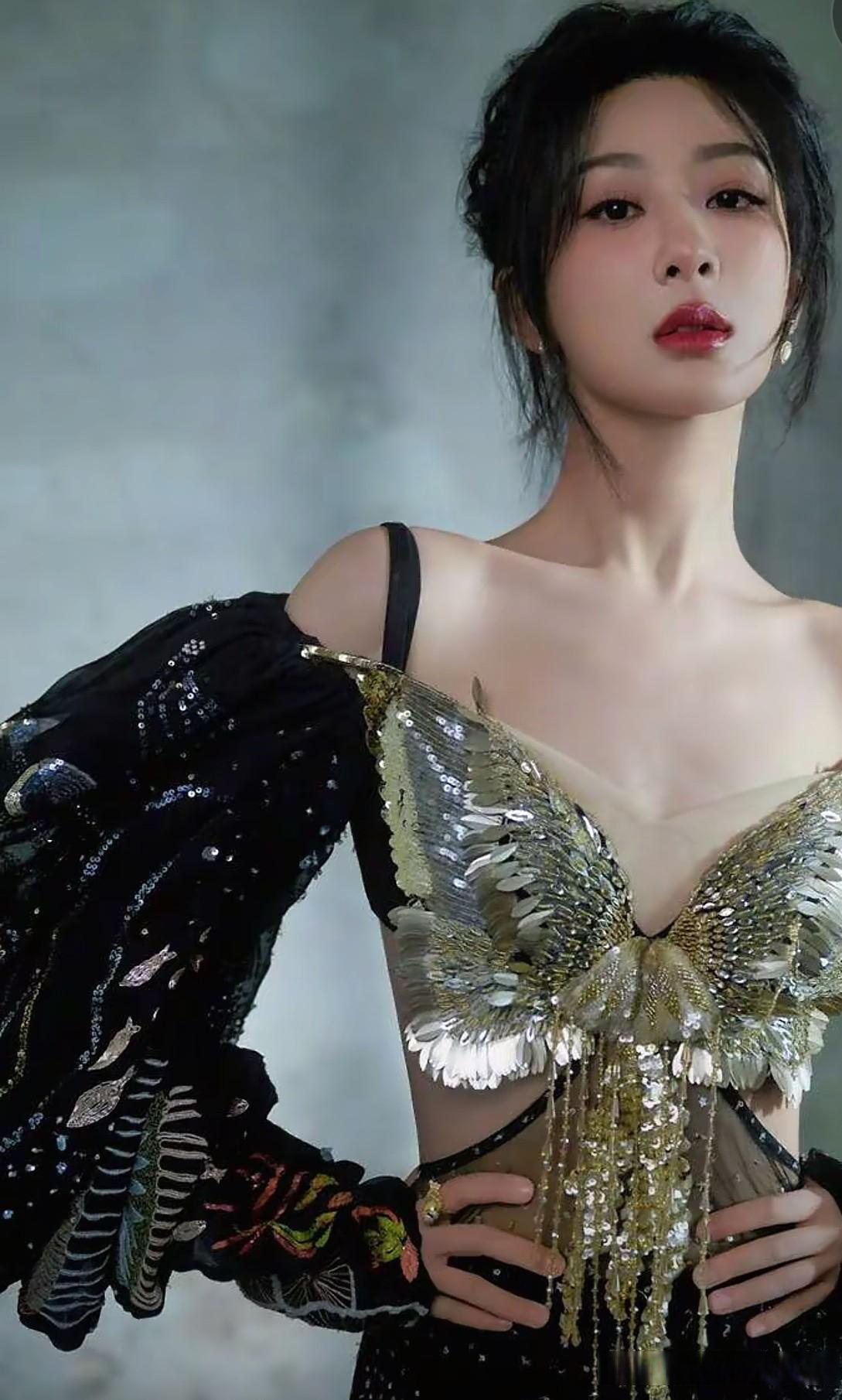 杨紫家里有个很大的房间,专门用来放抓娃娃的战利品,她特别喜欢这个