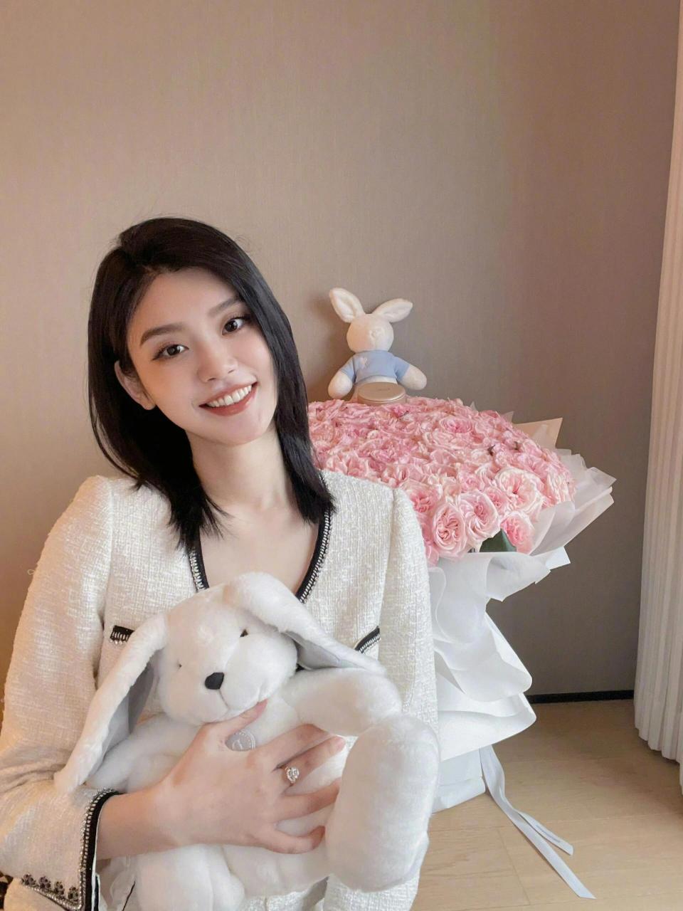 超模奚梦瑶婚后的豪门阔太感 还蛮喜欢奚梦瑶这组生活照的 不仅贵气感