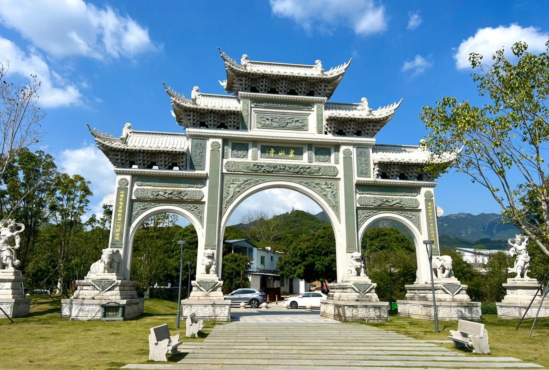 深圳大鹏东山寺位于深圳市大鹏新区大鹏镇街道办鹏城村东面,位于
