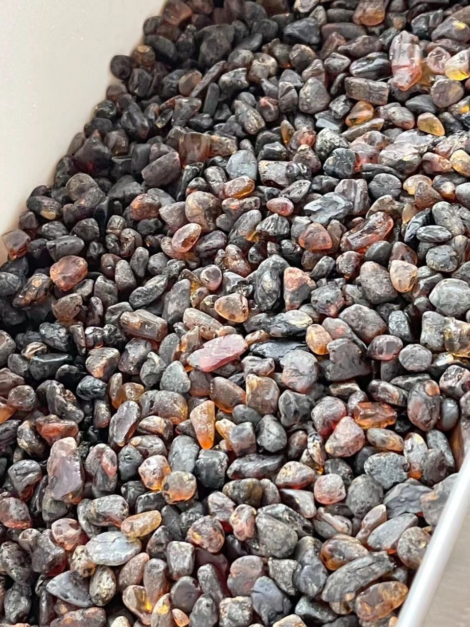 琥珀的药用价值 琥珀的药用价值1,在我国琥珀自古以来被称为"神药"