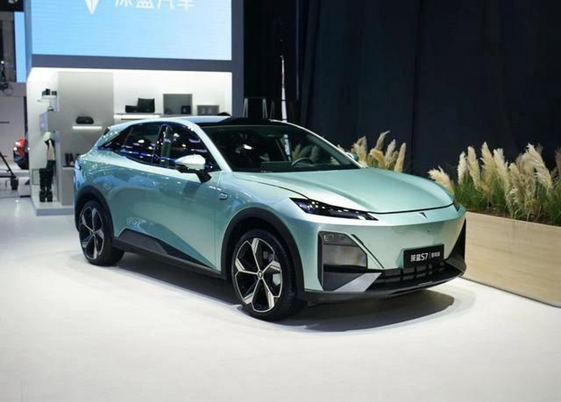 时尚前卫的超高颜值:深蓝 s7 的设计风格动感时尚,兼具潮范儿与古典