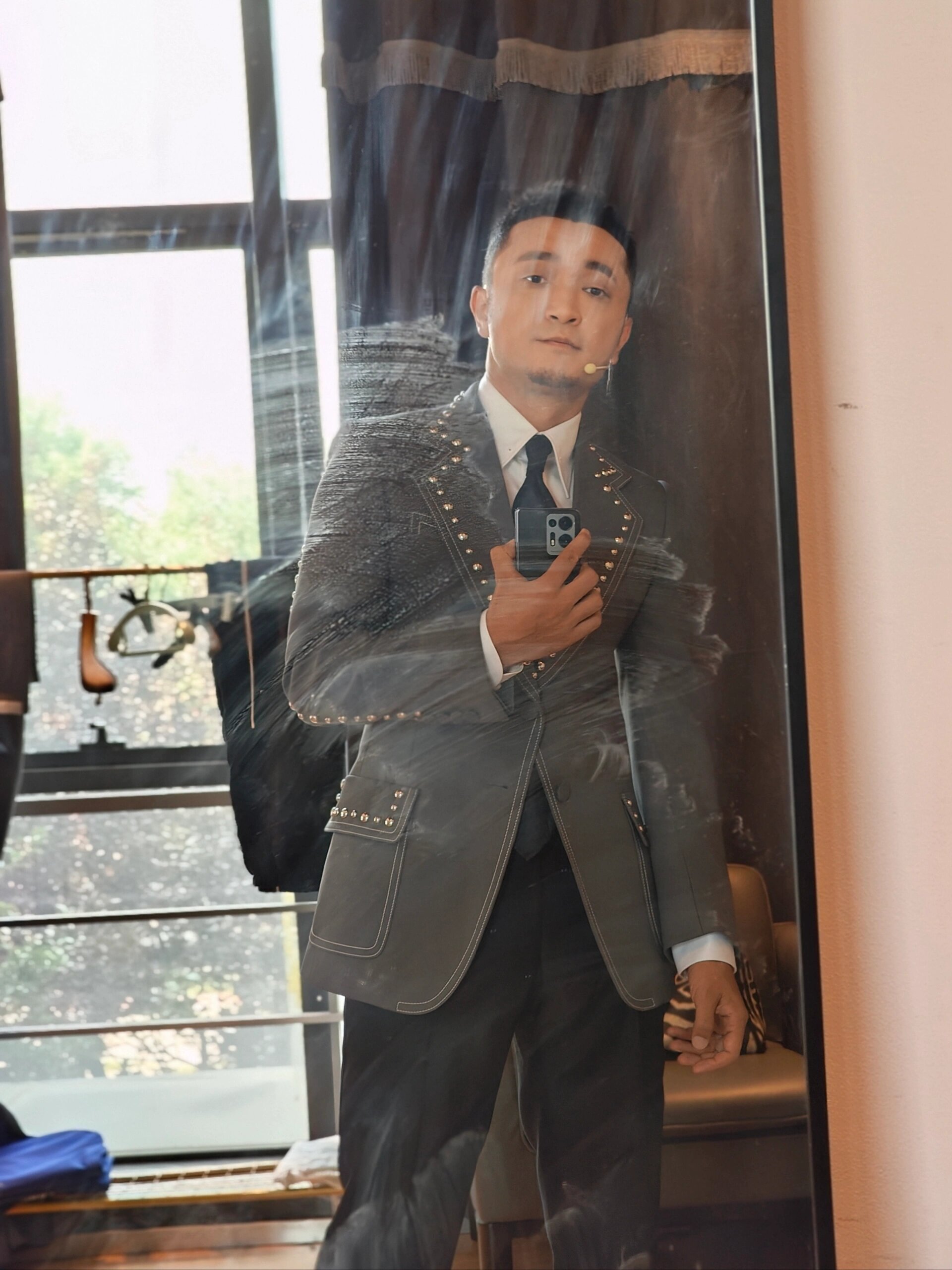 看,这个男人叫小尼