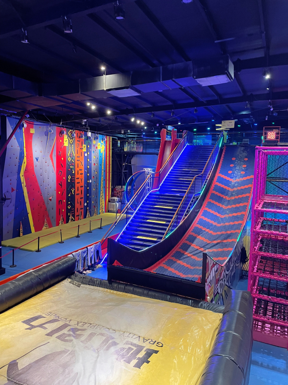 地心引力|超大室内游乐场 解压娱乐好去处 92店名:成都地心引力减压