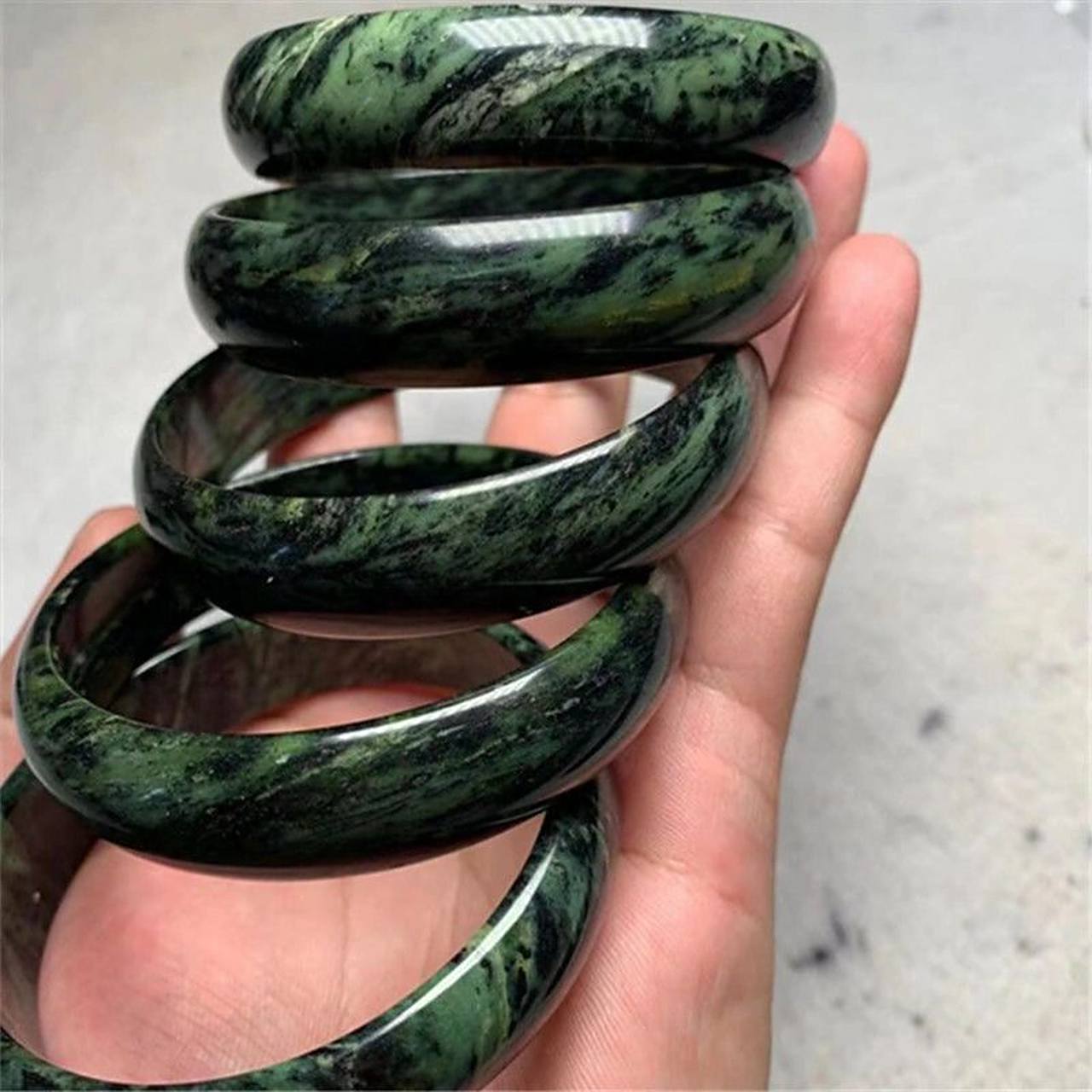 药王石是目前唯一被发现的能被磁铁吸引的玉石,有一