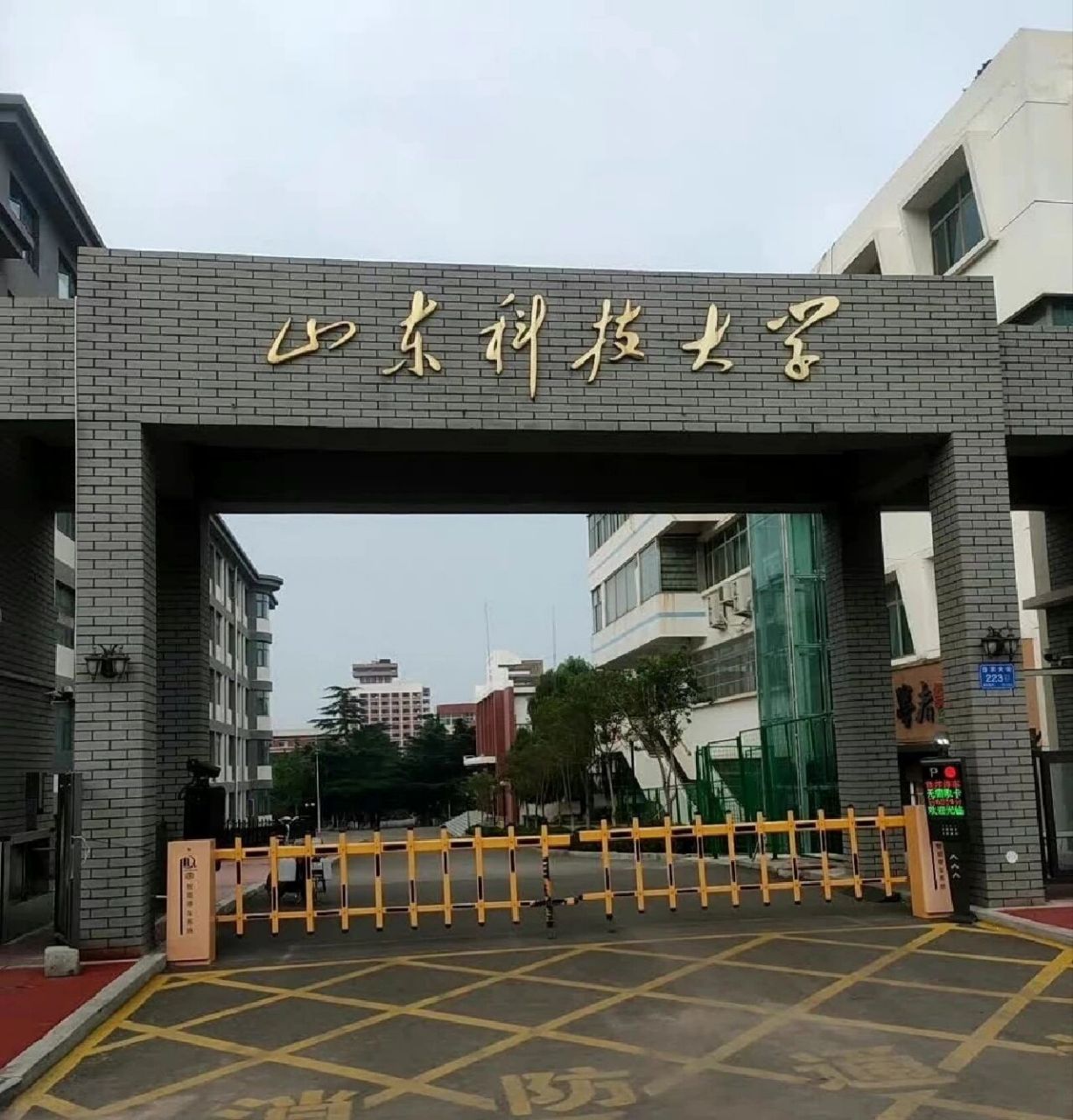 2022年山科大泰安校区的北门   之前这个位置是下课