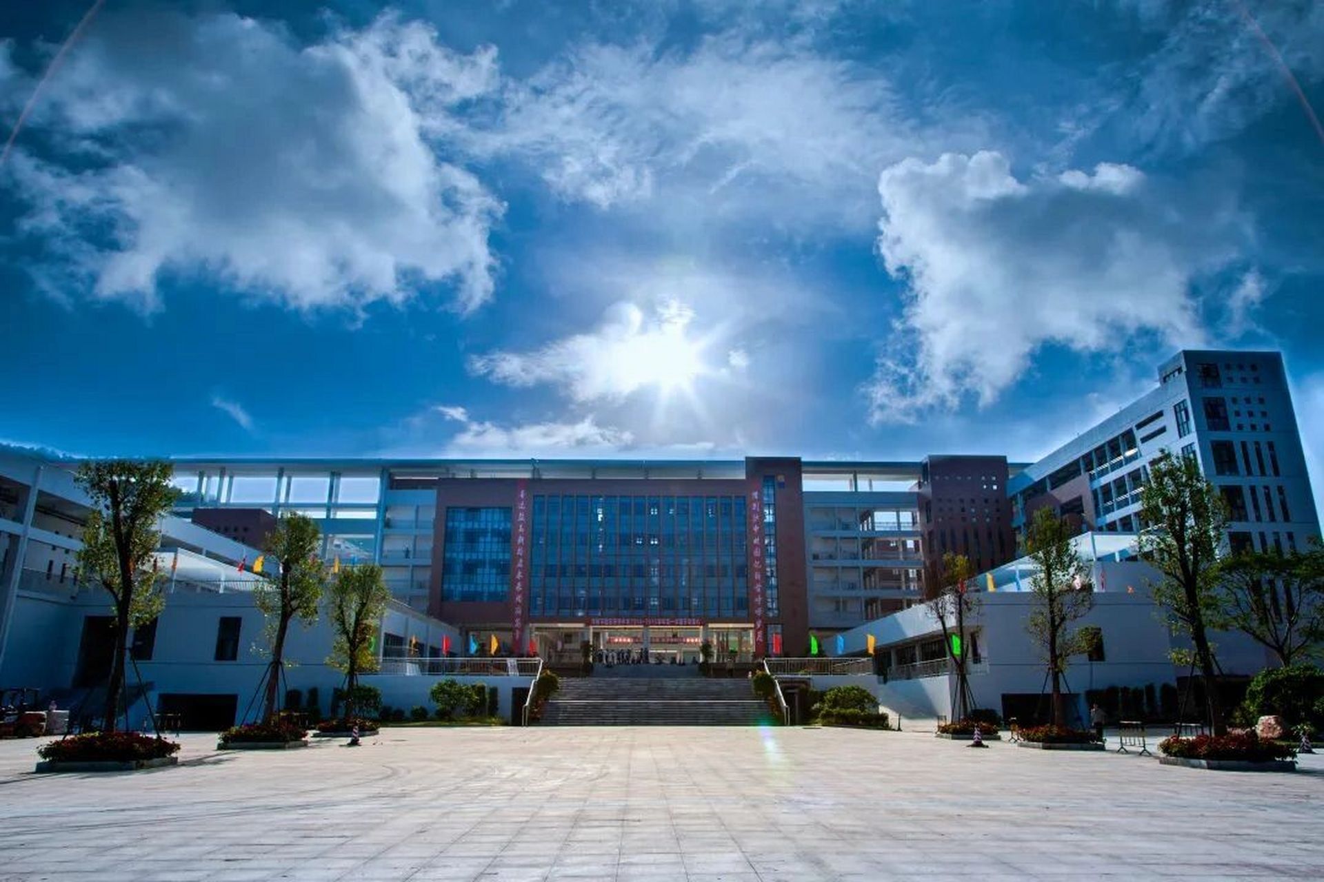 盐田高级中学——美术高考成绩天花板级 盐田高级中学被誉为深圳市