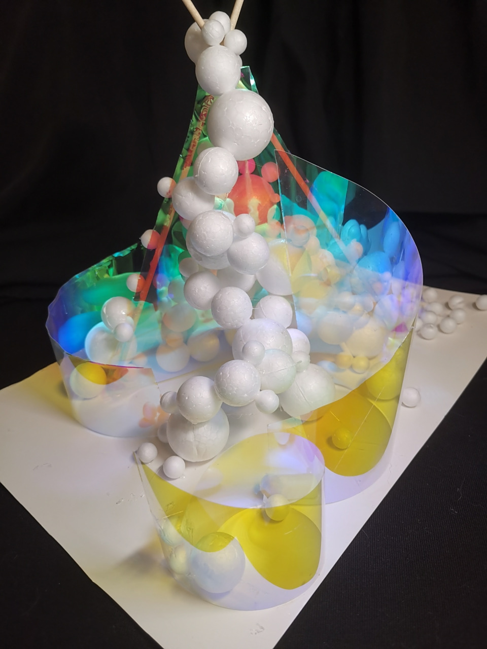 立体构成作业3-体块构成 材料:卡纸1张,镭射纸1张,球体泡沫3种类型,2