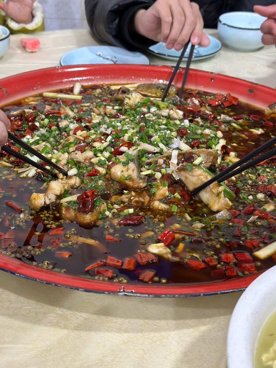 美食日记〕重庆美食名片之璧山兔来凤鱼 - 霸王兔 位置在大渡口