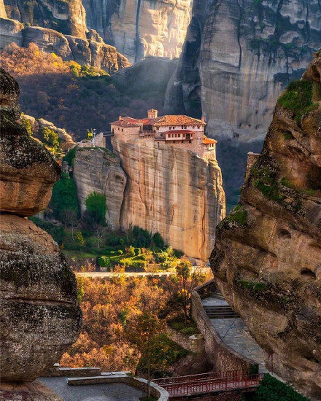 悬崖峭壁上的小房子