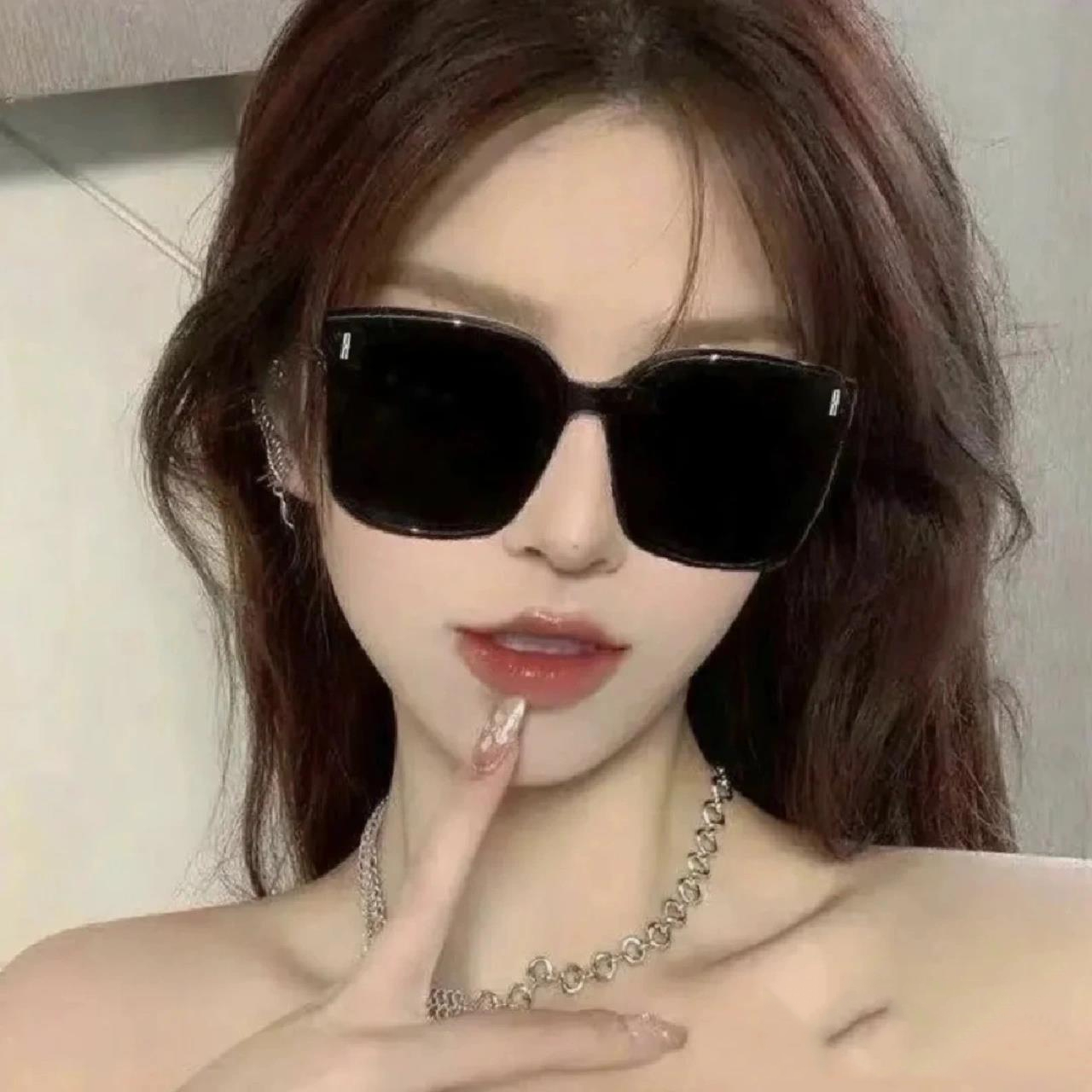 戴墨镜的女生头像