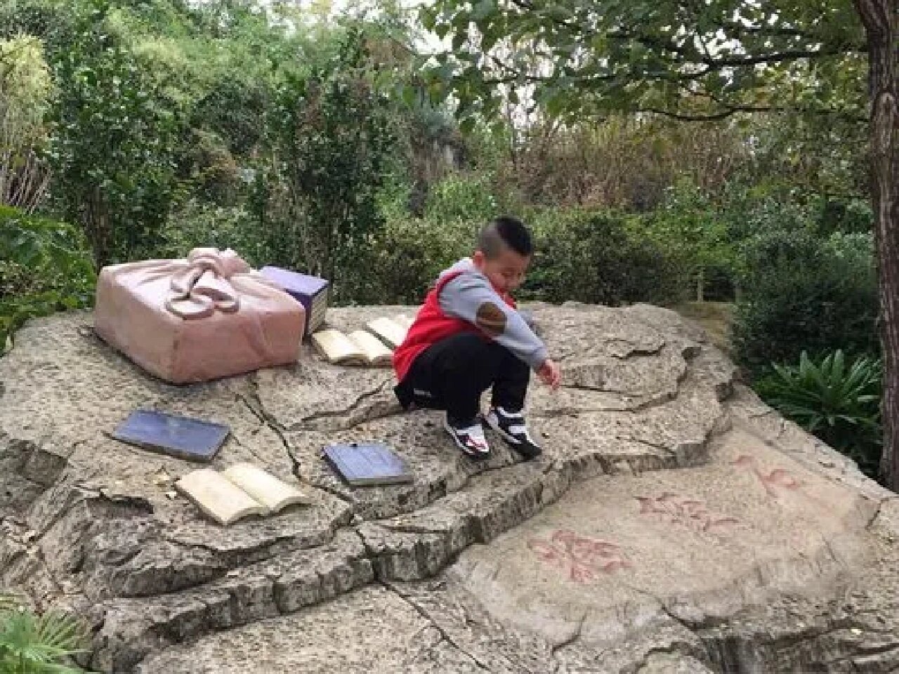 是西游记中唐僧师徒取得真经后,在返回途中最后一难的插曲,在过通天河