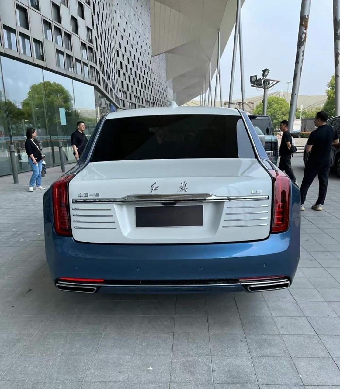 新一代红旗l5实车真的太帅了立标的红旗标,双拼色车身配色,经典的复古