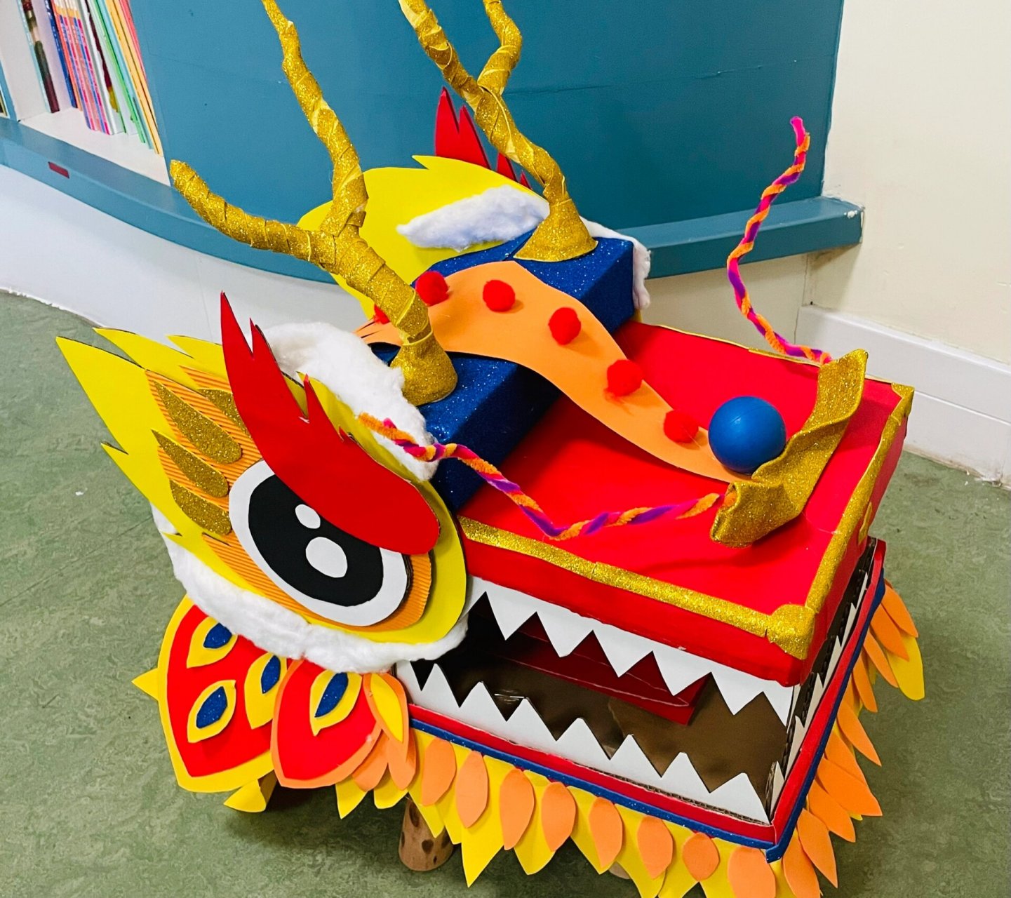 龙头:天猫箱子 龙身:排烟管 龙角,龙爪:铁丝外包裹金色卡纸