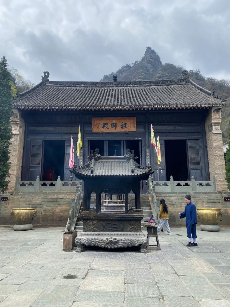 武当山琼台中观简介 到了琼台停车场下车后往索道方向走 会路过琼台